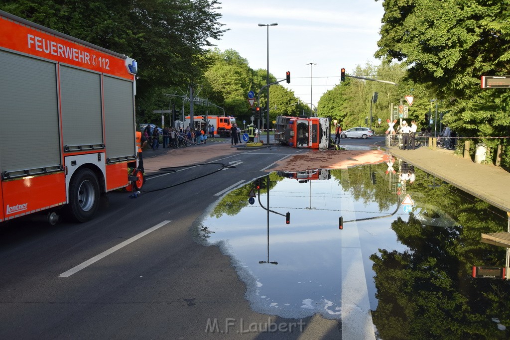 TLF 4 umgestuerzt Koeln Bocklemuend Ollenhauer Ring Militaerringstr P077.JPG - Miklos Laubert